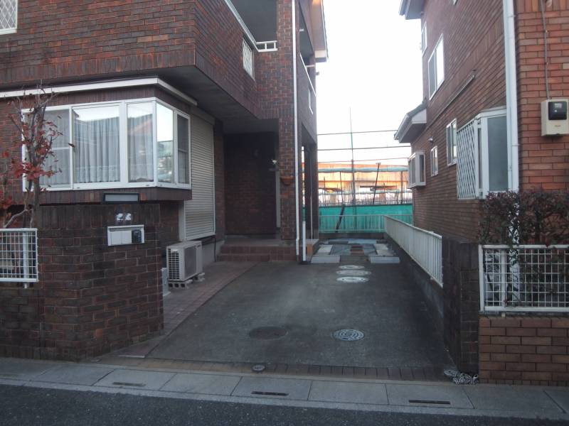 縦列2台駐車可能　（車種による）防草シート設置済み