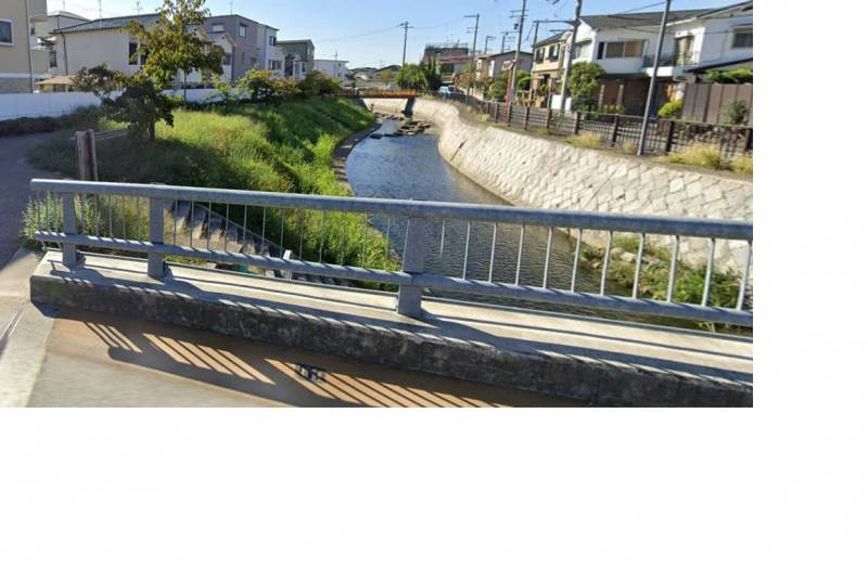 家のすぐ後ろに川辺に沿った散歩道があります。