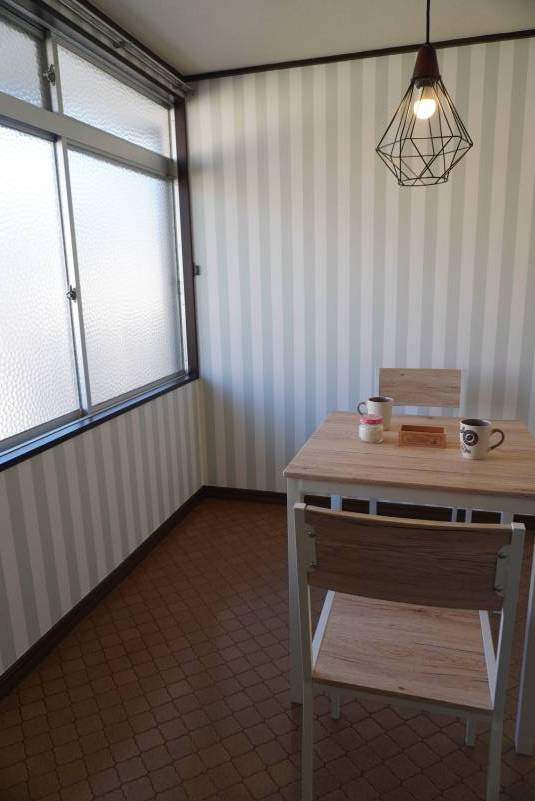 4.3帖洋室の壁紙はかわいい感じに♪