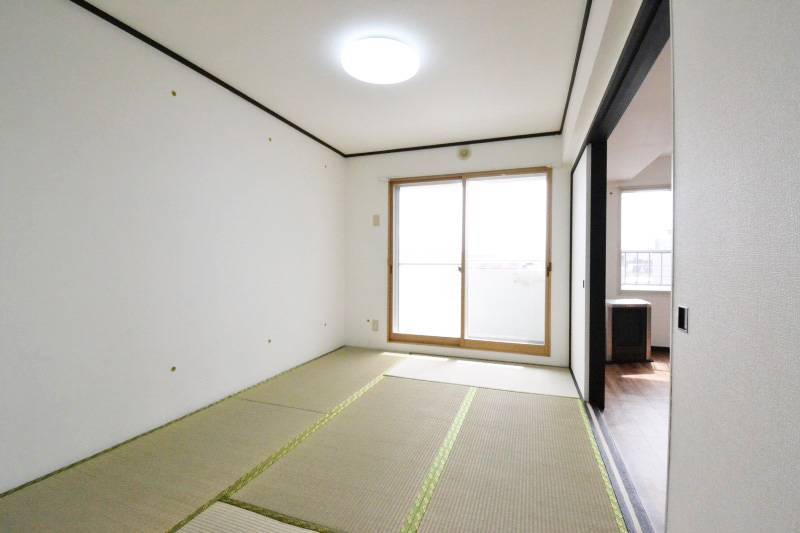 バルコニーに繋がり陽当たりがよい