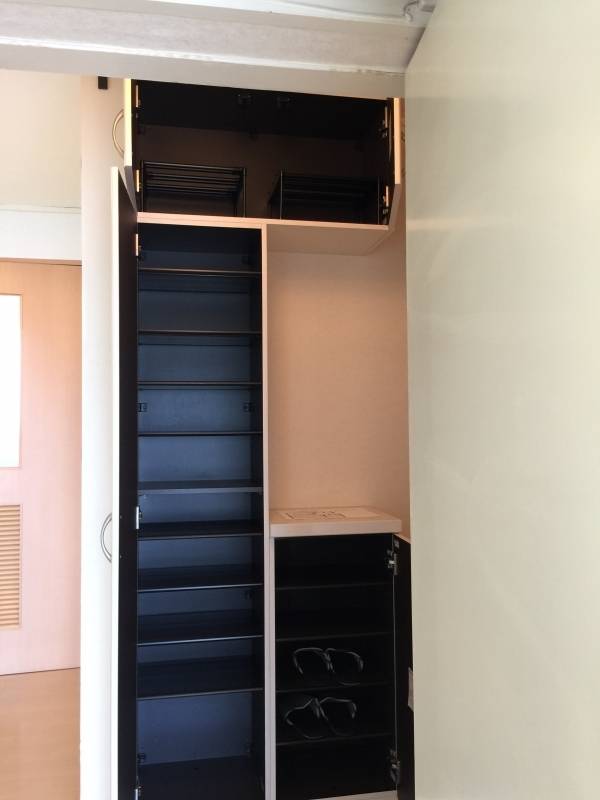 玄関に天井まで収納の下足入