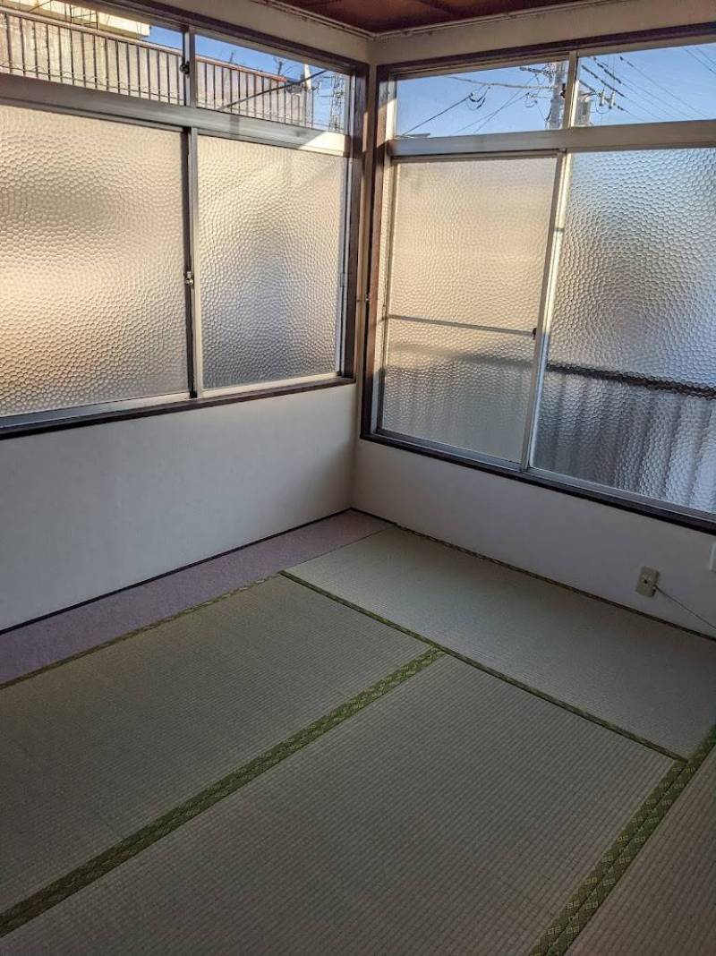 東、南窓で日当たりは良好です。