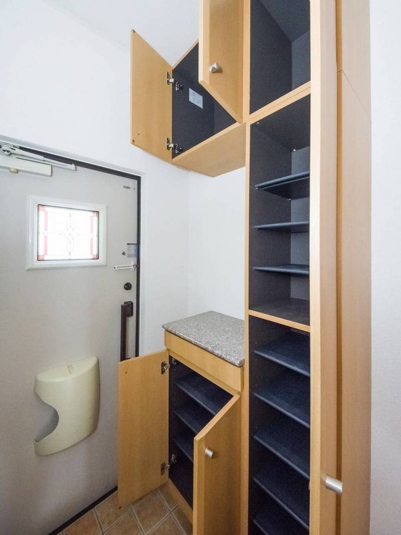 玄関：シューズの収納スペースも十分に確保されています