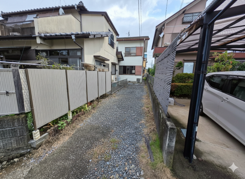 長めのアプローチに駐車可能。小型車、軽自動車なら2台OK