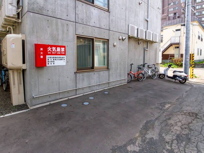 マンション横に自転車置き場あります。チェーンロックバー設置