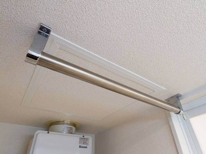 脱衣室天井に洗濯物干し設置