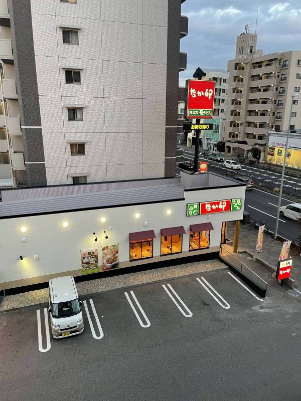なか卯が徒歩0分の距離にあります。