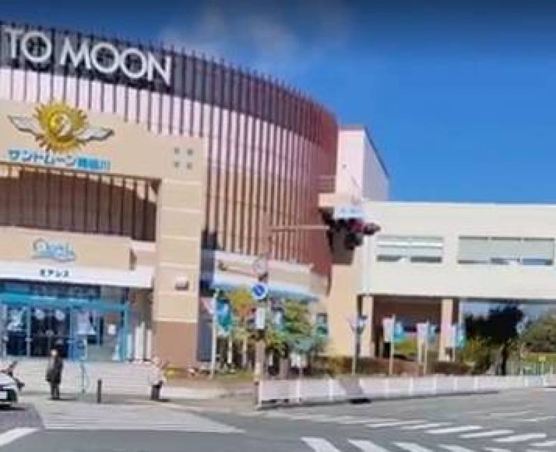 徒歩3分にスーパー・映画館・銀行など揃います