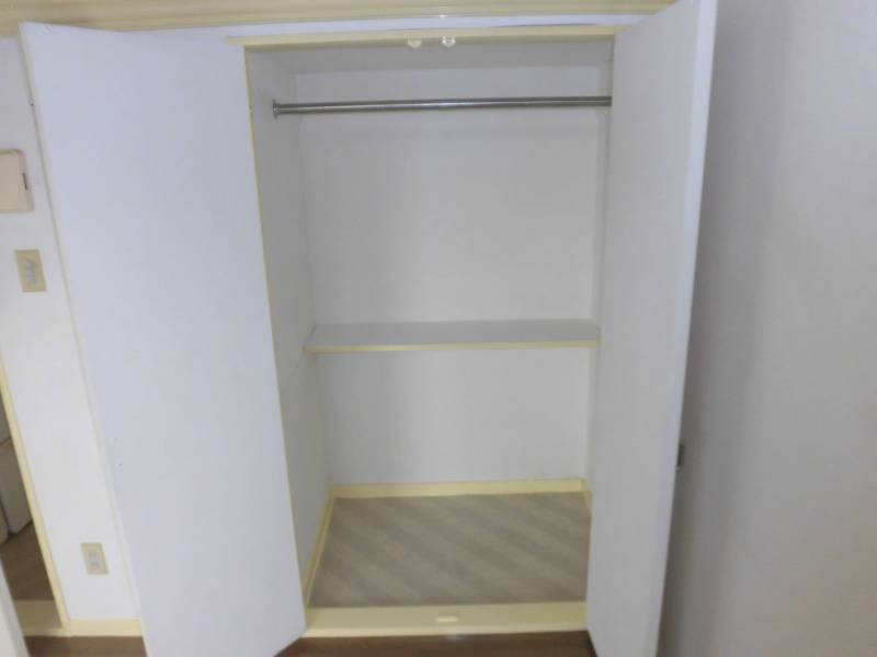 大きなクローゼットは収納力十分です