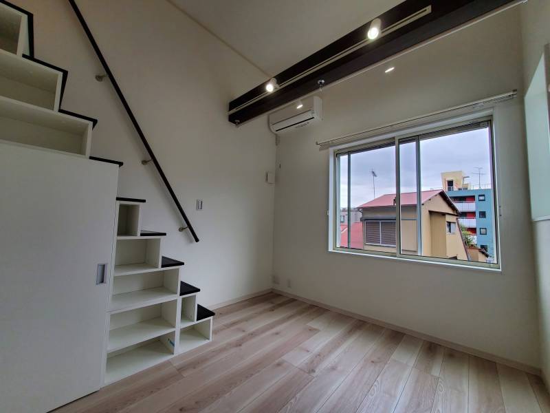 お部屋から外を眺める窓。南向き採光で日当たり良好！