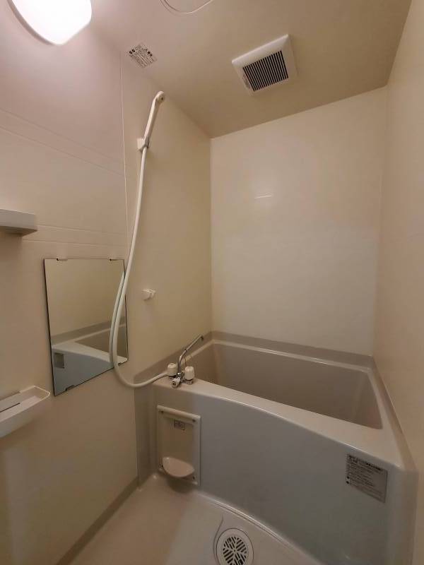 お風呂はトイレと別
2022年築なのでキレイです！