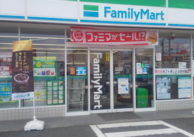 ファミリーマート徒歩3分！セブンも近くです。