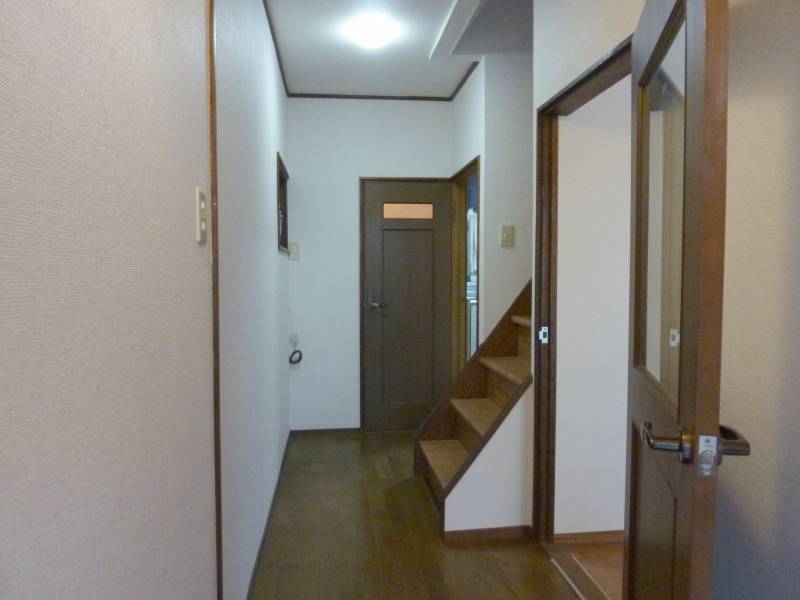 玄関　階段の奥にトイレ。