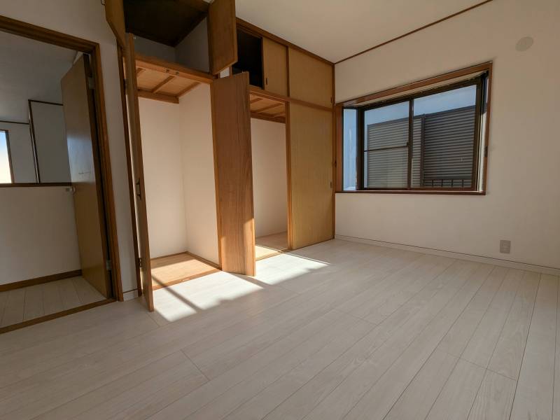 2階洋室① 6畳。収納スペースも充実♪