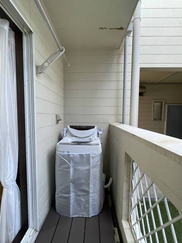 屋外洗濯機ですが、雨は殆ど当たらず☀️そのまま干せて便利♪