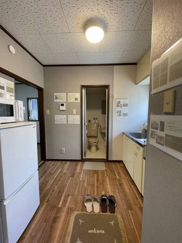 大きめの暖色LED照明が明るく出迎えてくれます