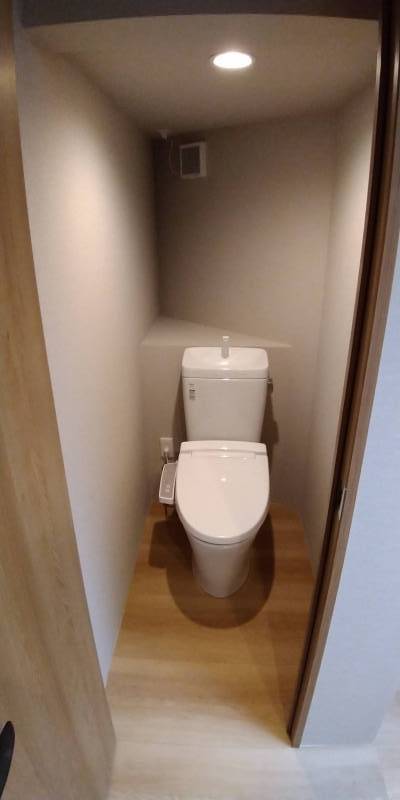 1Fトイレは新品でウォシュレット完備です