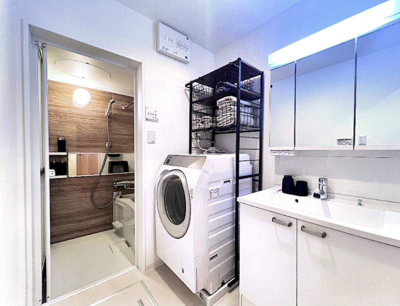 独立洗面台に広々脱衣所でドラム式洗濯機も置けます♫