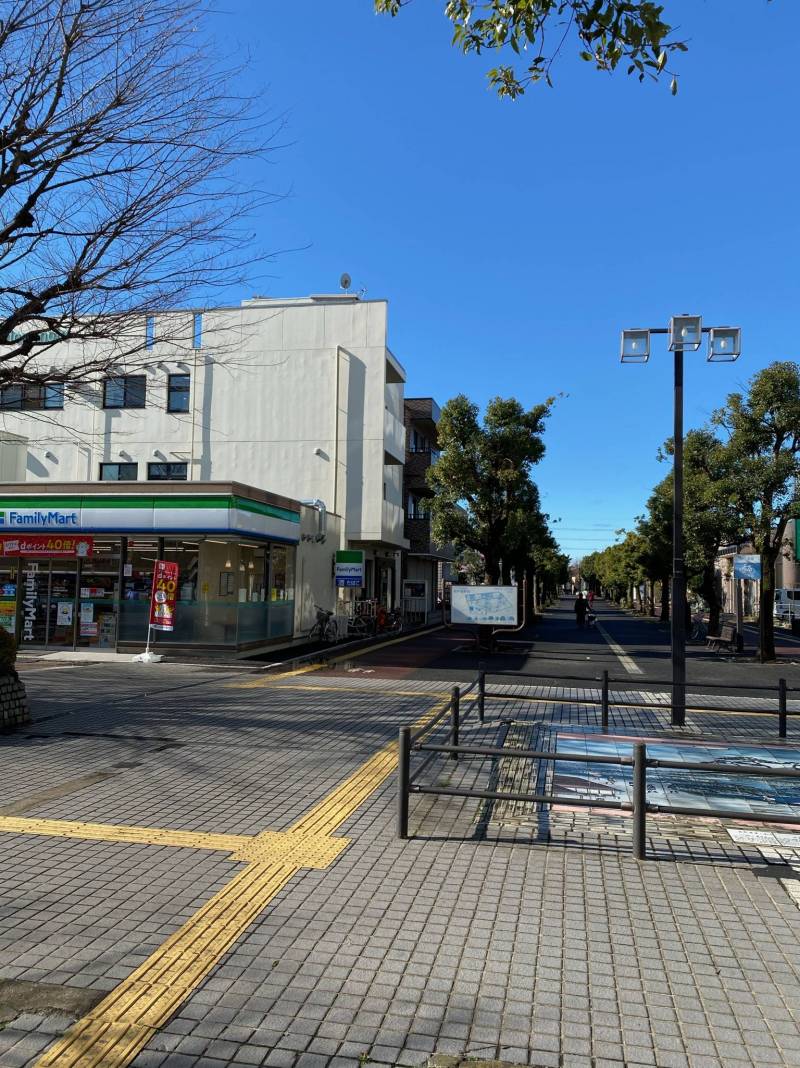駅前にはコンビニ