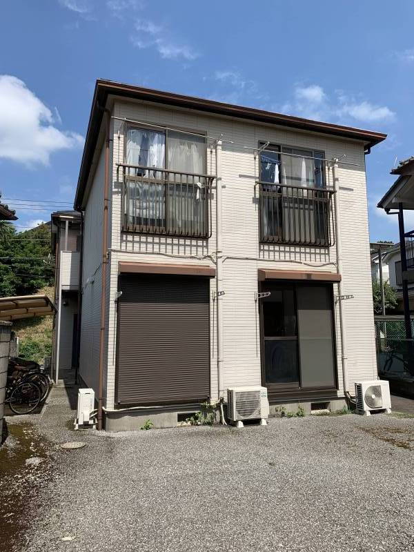 奥の建物1階右側が該当部屋
目の前の敷地が広く開放的