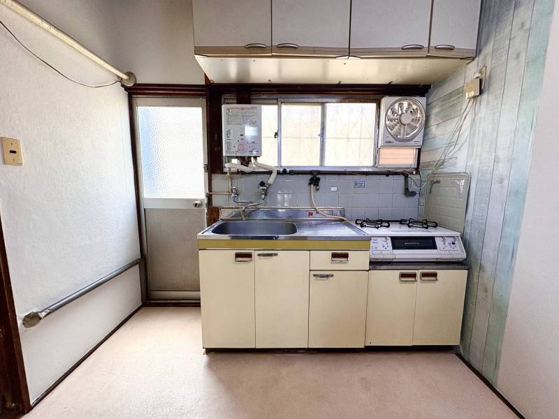 窓に面した明るいキッチンです。ガスコンロつき
