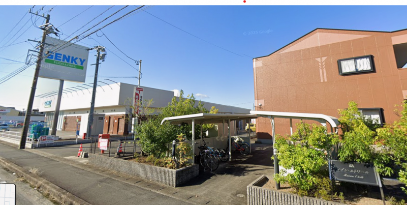 物件の隣に郵便局、その隣にドラッグストアがあります。