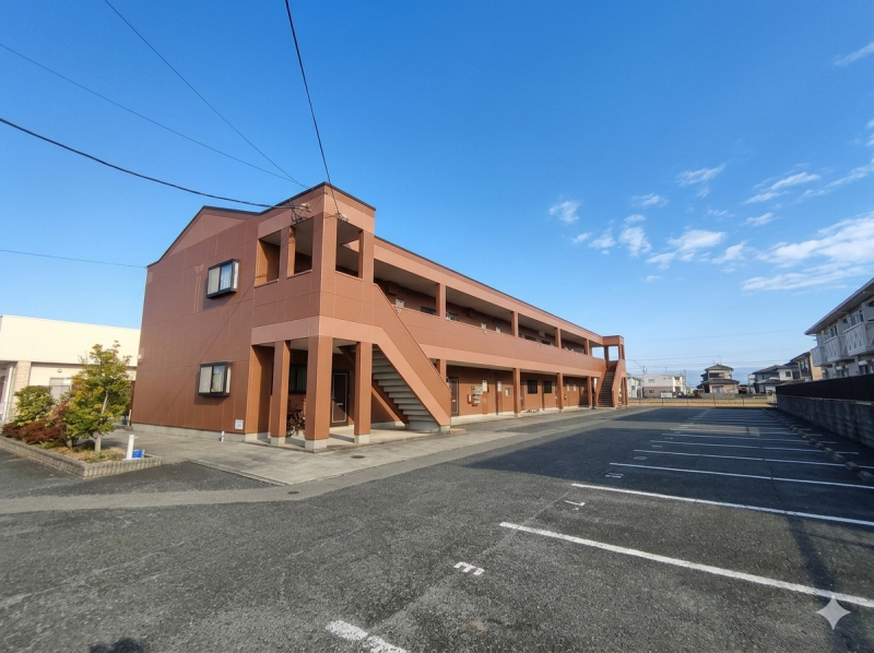 広い敷地に余裕の駐車場です。