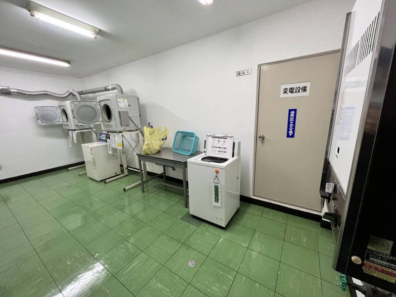 共用のコインランドリーは、乾燥機付きです♪