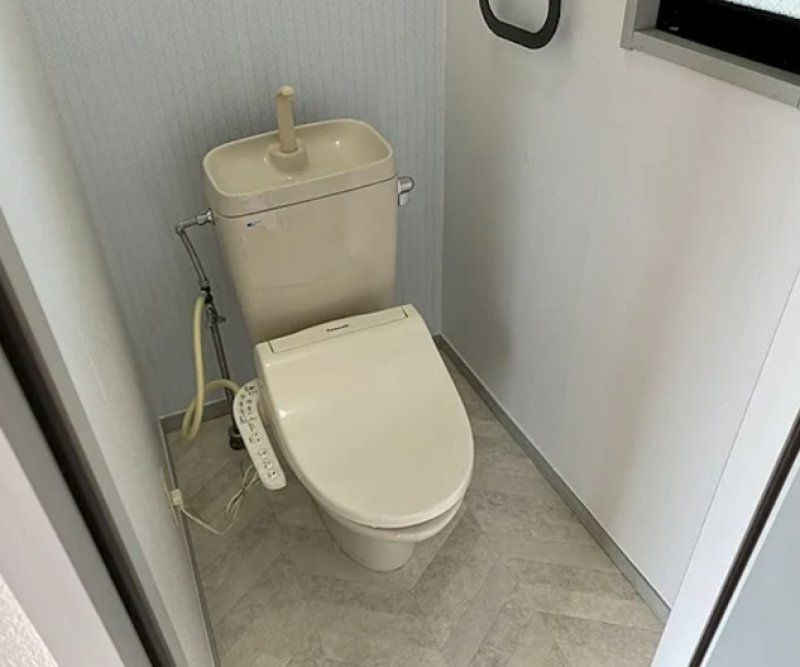 新品の温水洗浄機付き便座に交換済みです。