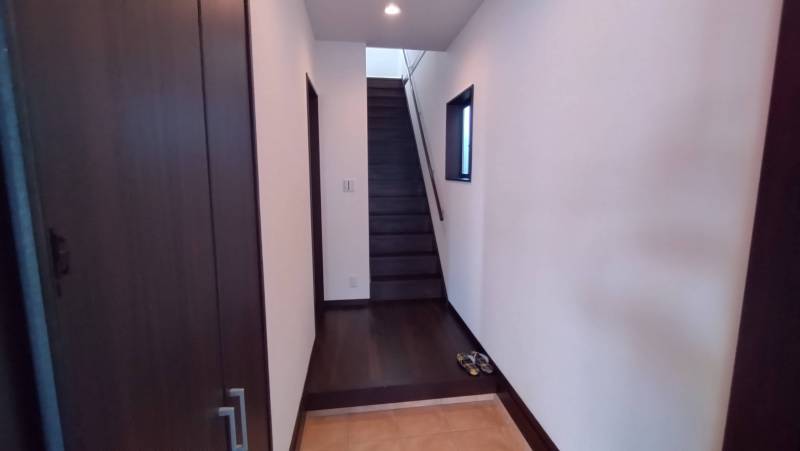 玄関には大きい収納庫!玄関外には宅配ボックスもあり
