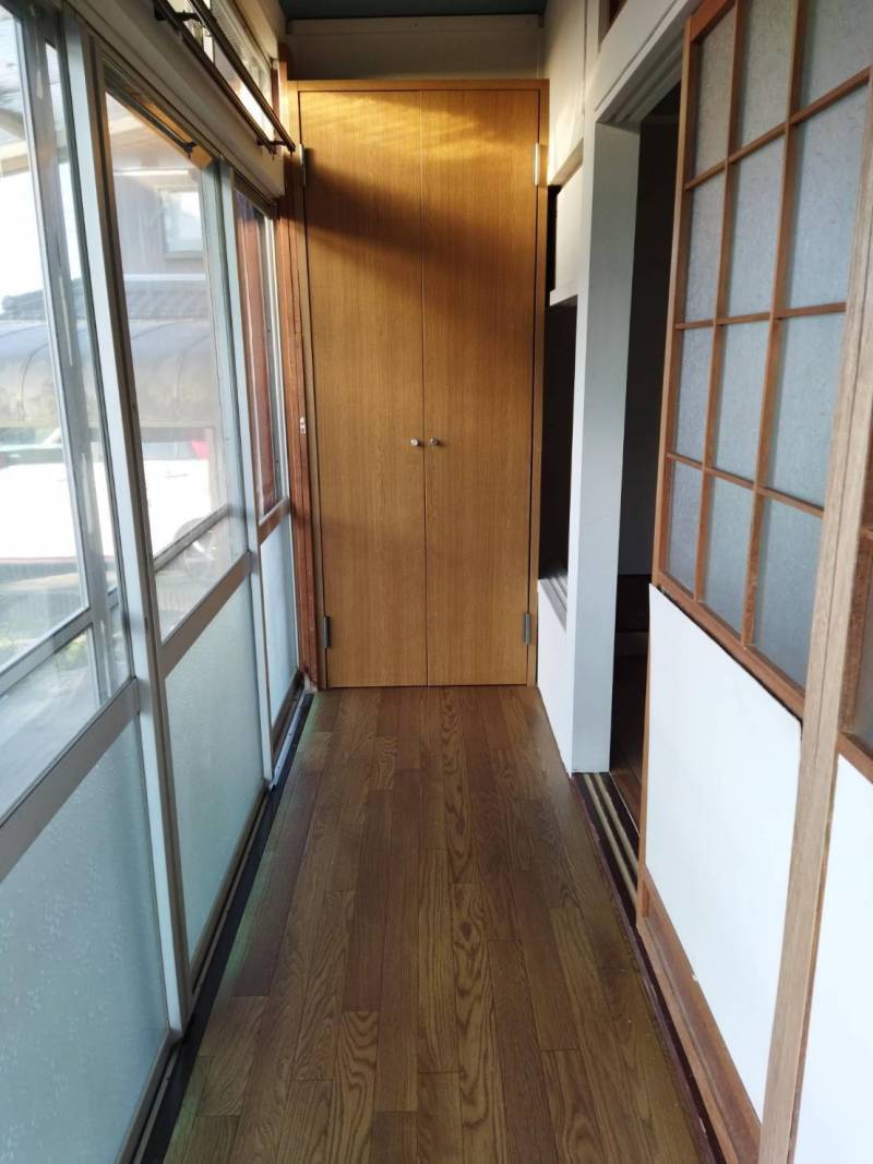 1階の日当たりのよい縁側。奥には広々収納スペースも。