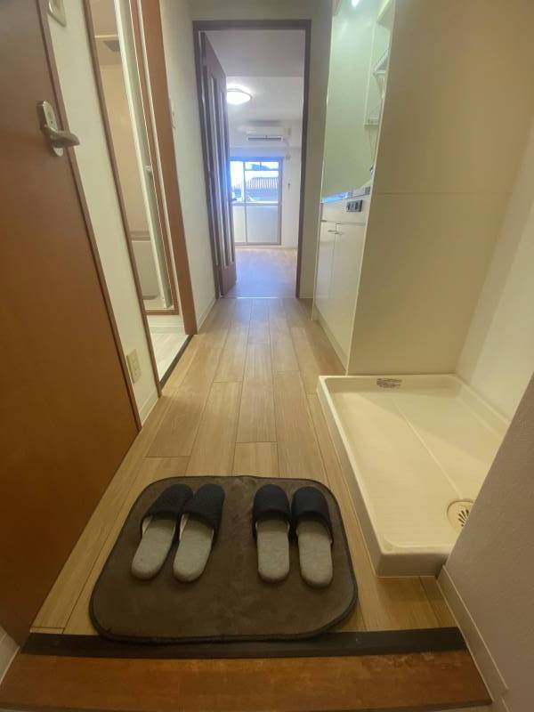 玄関に２メートル弱の大サイズシューズ棚がございます。