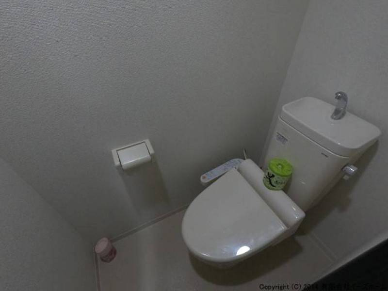 温水洗浄便座付きトイレです
