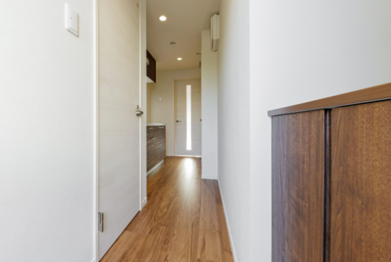 玄関。下駄箱。個室スリットドアから自然光が入ります。