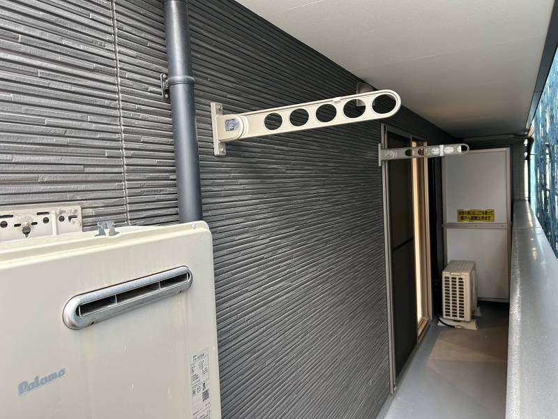 ベランダの物干し竿置き場。
洗濯機置き場は室内にあります。