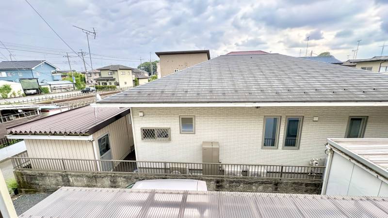 2階の窓から爽やかな風が入ります。