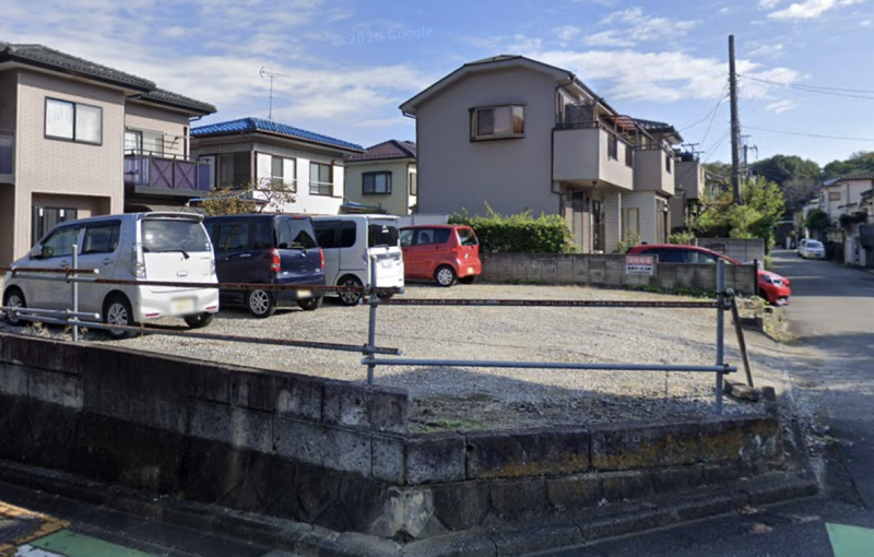 物件正面に月極駐車場あり！