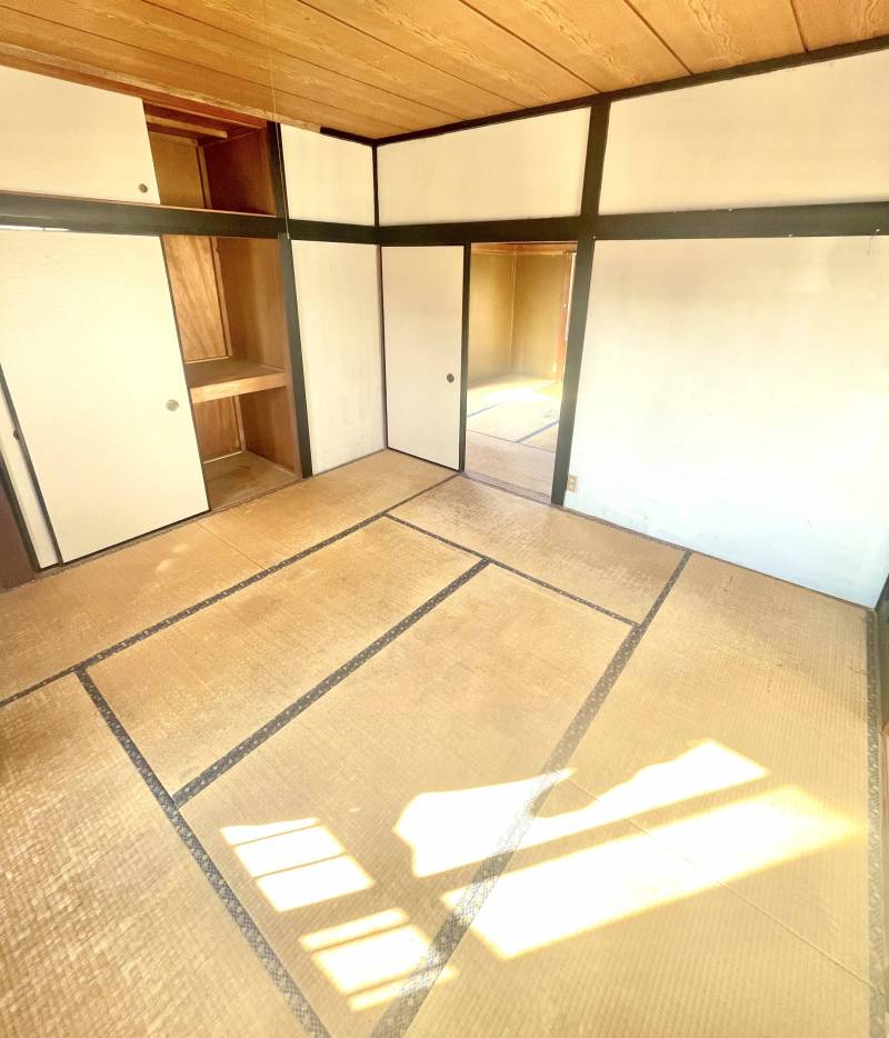 2階の8畳和室。日当たり抜群で開放感もあります。