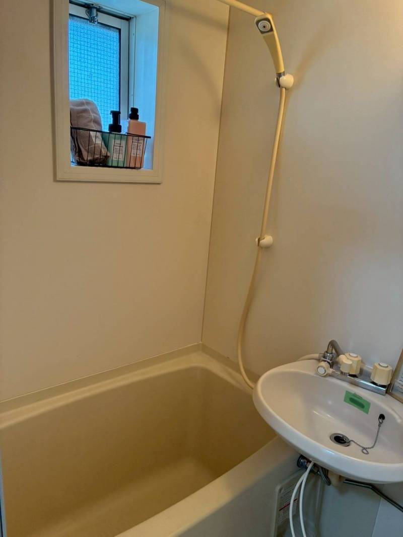 窓のある開放的なお風呂