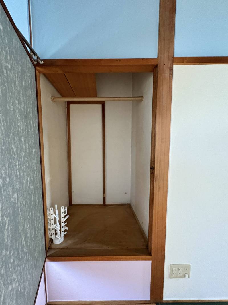 各部屋に押入れや収納スペースがあり安心です