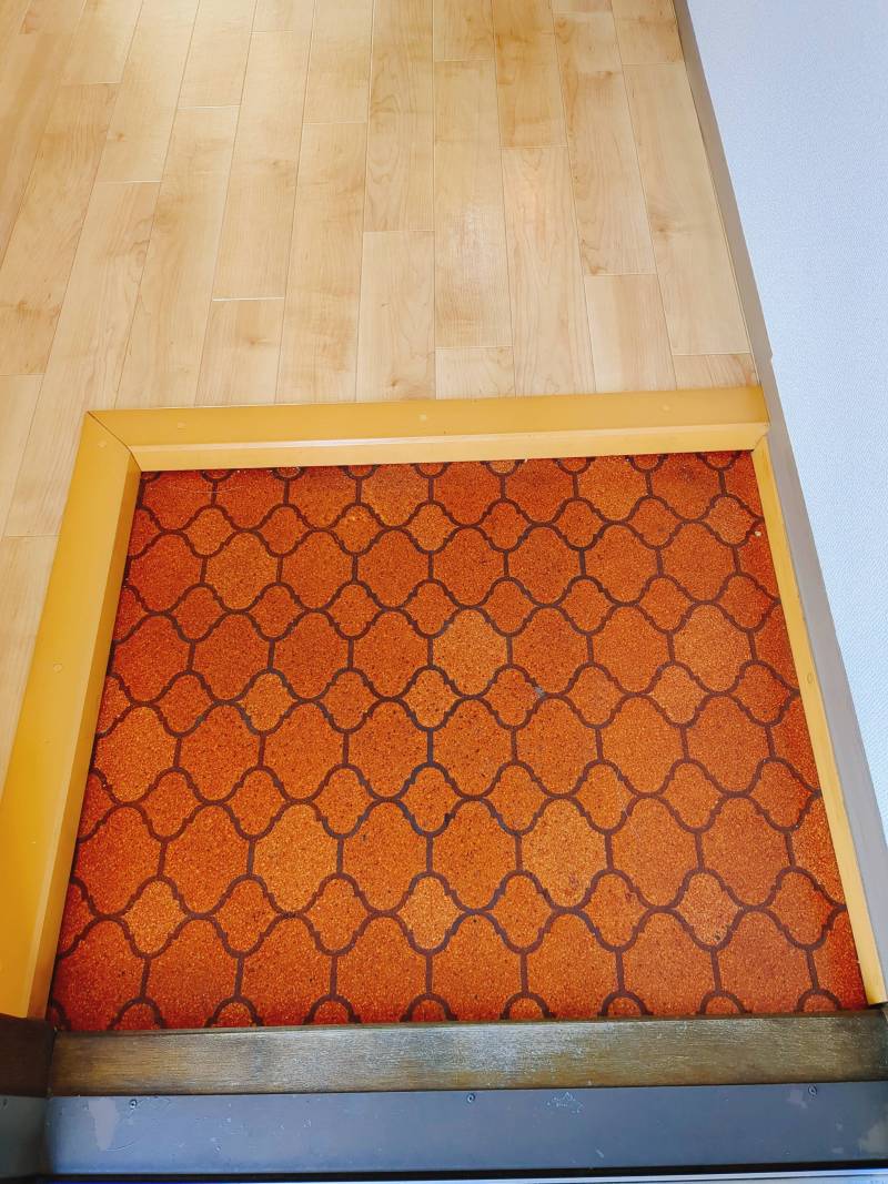 玄関はレトロなタイル風で懐かしさと温かみを感じます。