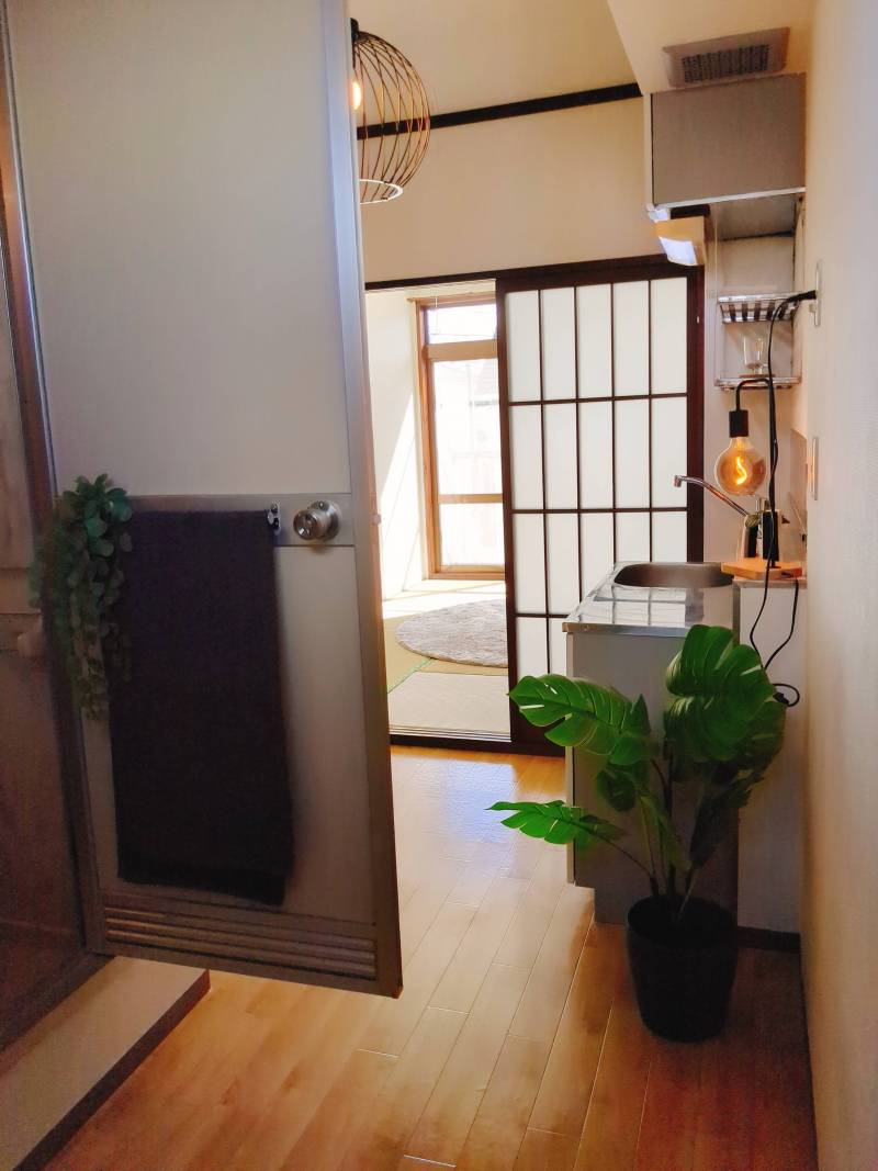 玄関入って左手に洗面とお風呂とトイレの扉があります。