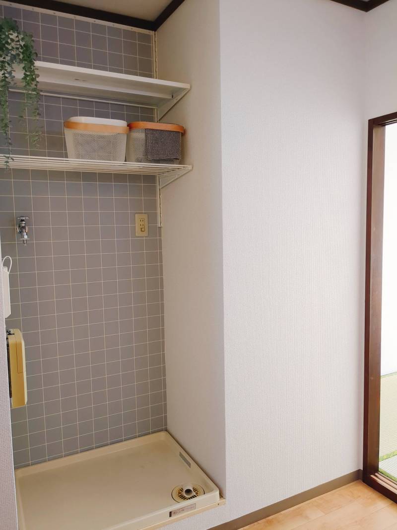 キッチンの向かい側には洗濯置き場があります。