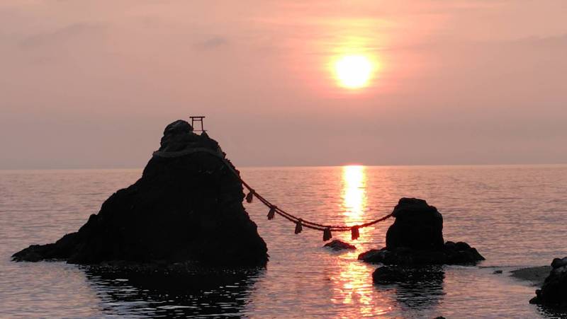夏至は夫婦岩の間から朝陽が昇ります。