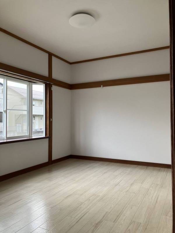 ベランダ側洋室　LED照明付き
日当たり良好。