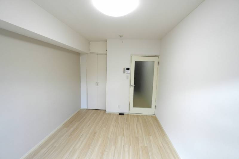 リビング（窓側から玄関口方面を望む）