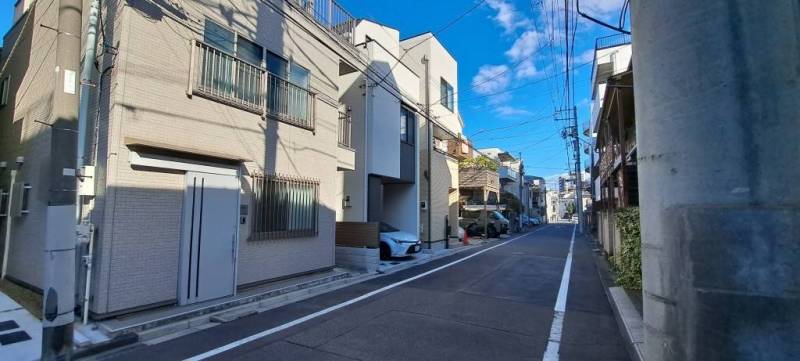 前面道路は広さ十分。ゴミ捨て場も近く！