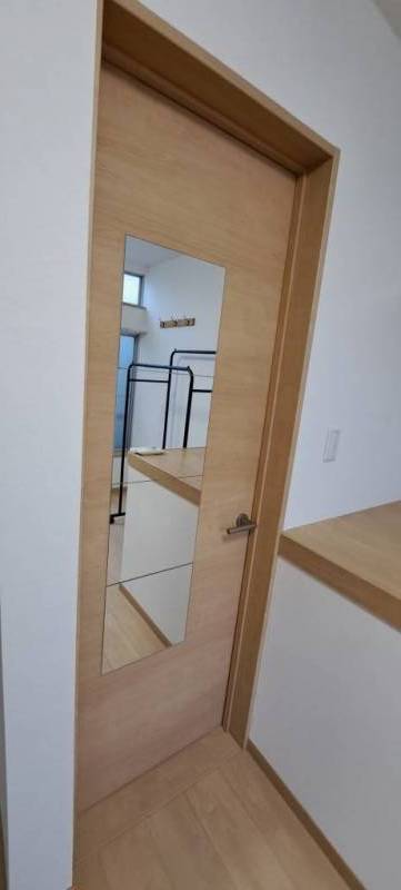 ドアにミラーを貼りました！