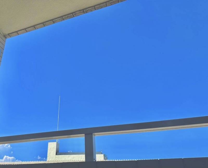 バルコニーで気持ちよく青空を眺め、暖かな陽射しや爽やかな風
