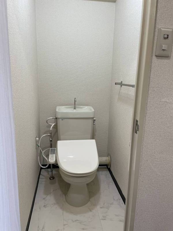 トイレはホワイトで清潔感抜群！